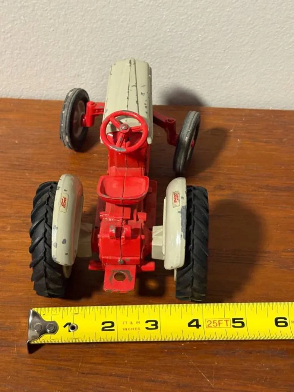 Ford ERTL 8N Die‐Cast Tractor – 1/32 Scale Vintage Red Metal Farm Toy
